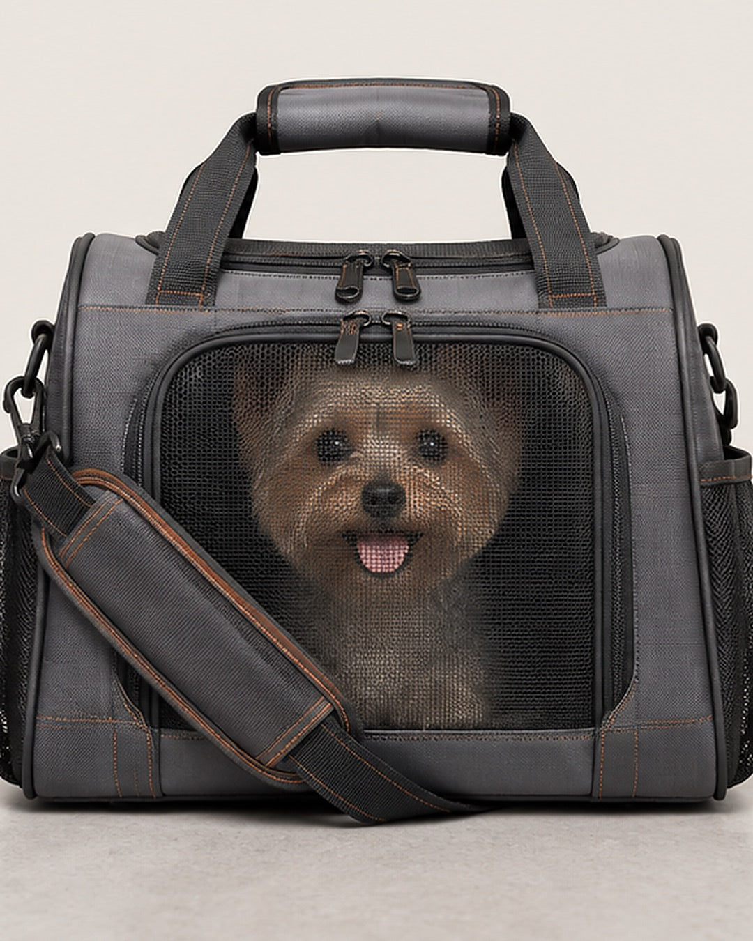 Bolsa de transporte em nylon oxford com um cão pequeno visível pela tela de malha