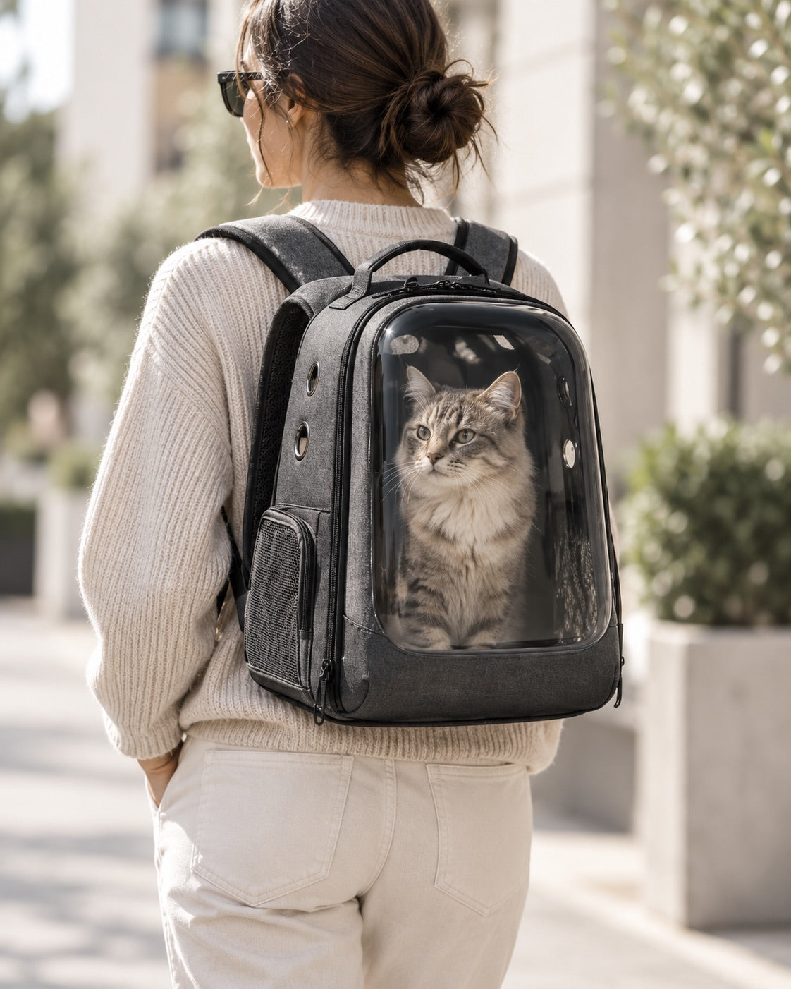 Mochila de transporte com visor transparente e um gato olhando para fora