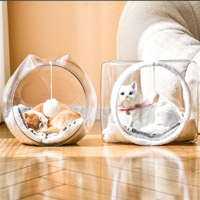 Cama cápsula espacial transparente para gatos com brinquedo pendurado na entrada