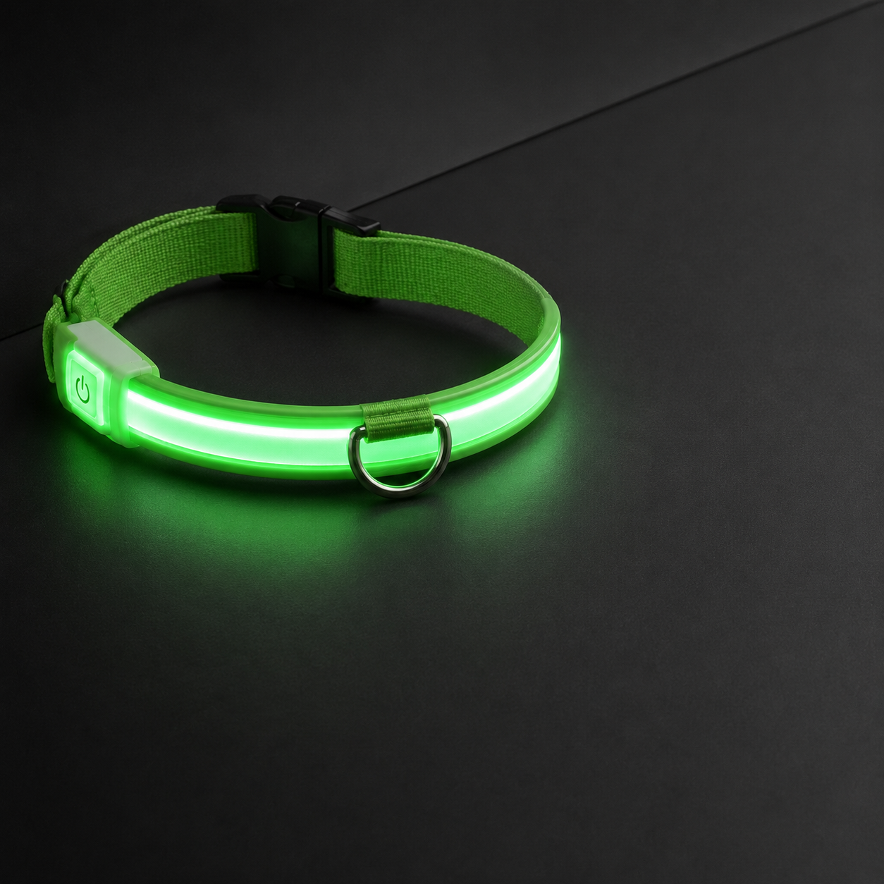 Coleira LED Recarregável para Cães: Visão Noturna — vista alternativa em fundo grafite